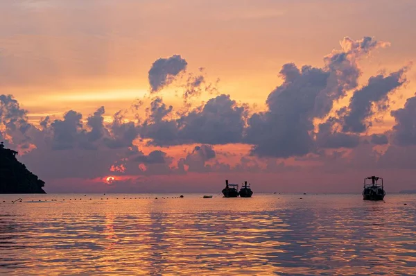 Loď plující v oceánu během úchvatného západu slunce na ostrově Koh Phi Phi, Thajsko — Stock fotografie