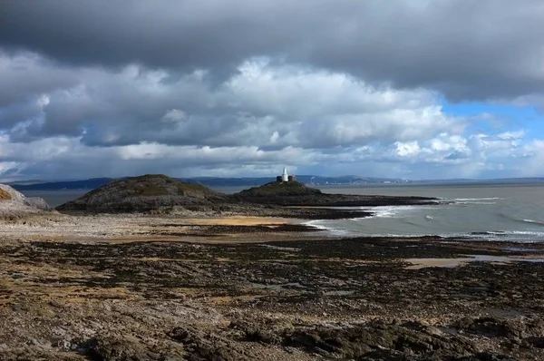 Landschap van een strand op een sombere dag onder de bewolkte lucht — Stockfoto