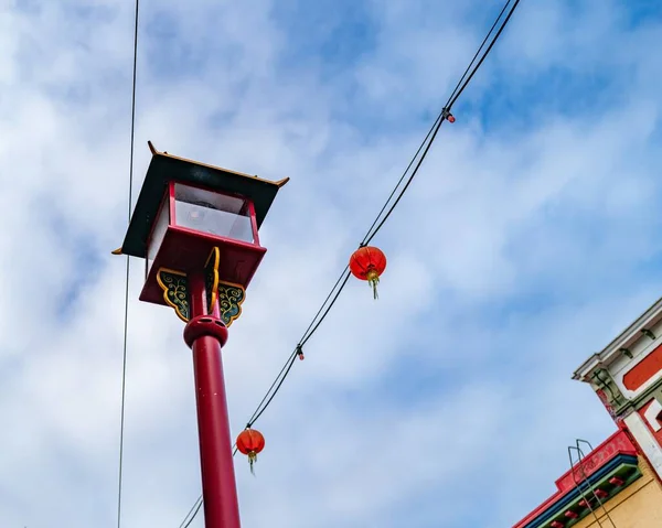 Çin mahallesinde lamba direği — Stok fotoğraf