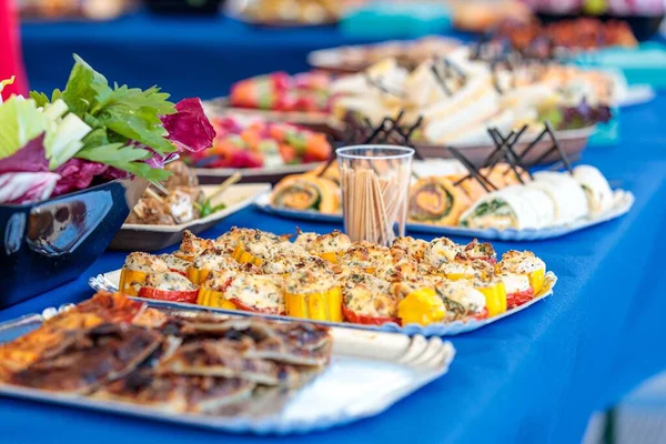 ヨットのテーブルの上でおいしいデザートと前菜の高い角度のショット — ストック写真