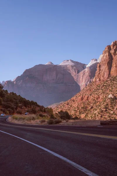 Arizona, Coconino County 'deki doğal bir kanyonun ortasındaki bir otoyolun dikey görüntüsü. — Stok fotoğraf