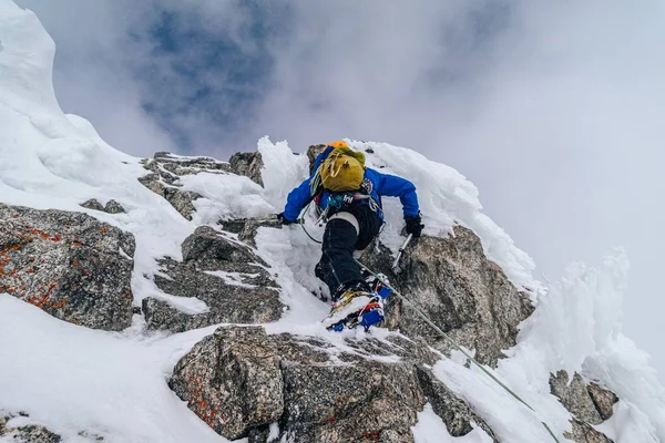 Alpinista de montanha escalando os Alpes cobertos de neve no Mont Blanc Massif — Fotografia de Stock