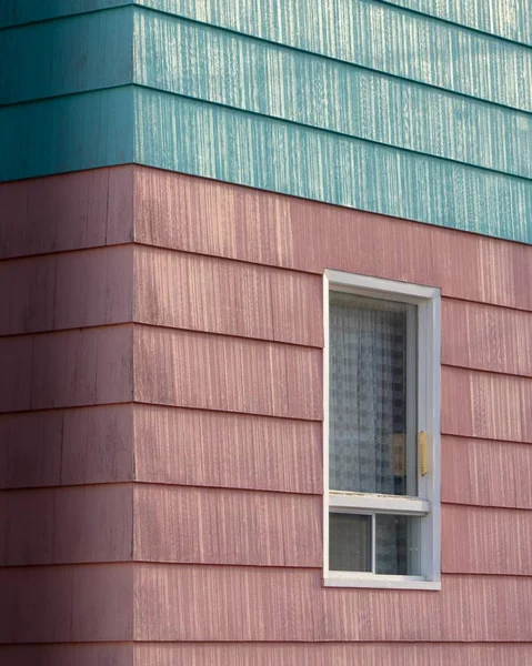 Vertikale Aufnahme der rosa und blauen Wand eines modernen Gebäudes — Stockfoto