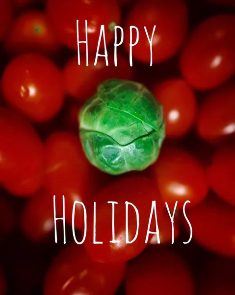 Colpo verticale di cavolo su una pila di pomodori con un testo Happy Holiday — Foto Stock