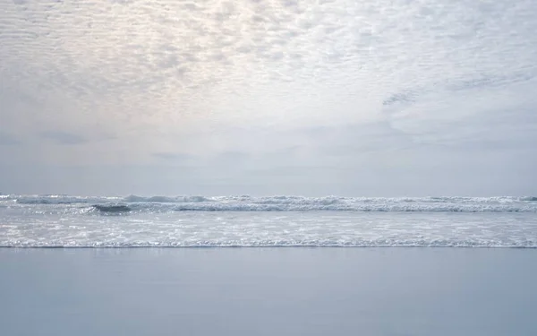 Paysage Une Mer Depuis Plage Sous Ciel Nuageux Blanc Pendant — Photo