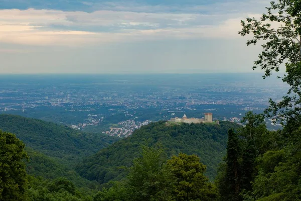 Landschaft der Burg Medvedgrad auf einem Hügel, umgeben von viel Grün mit Zagreb im Hintergrund — Stockfoto