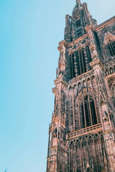Вертикальний низький кут знімок собору Нотр-Дам у Страсбурзі (Франція). — стокове фото