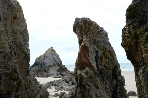 Paysage de formations rocheuses debout à la plage par une journée ensoleillée — Photo