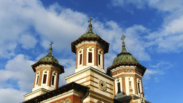 Niedrige Winkelaufnahme des Klosters Sinaia bei Tag unter bewölktem Himmel in Rumänien — Stockfoto