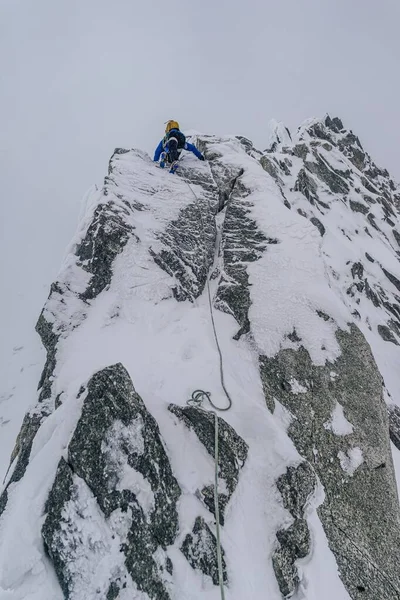 Vertikalt skott av en bergsklättrare klättra i Alperna i Mont Blanc Massif — Stockfoto