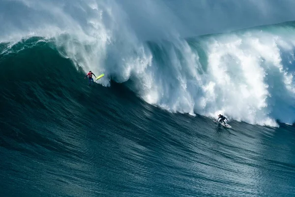 Surfista cabalgando hacia adelante la ola espumosa en movimiento del Océano Atlántico en Nazare, Portugal —  Fotos de Stock