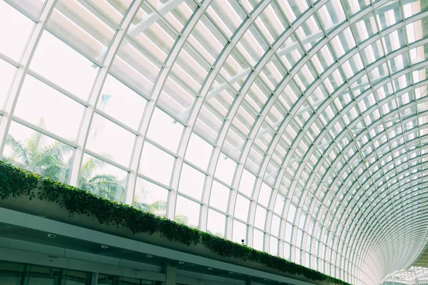 Cam tavanlı modern bir binanın alçak açılı görüntüsü. — Stok fotoğraf