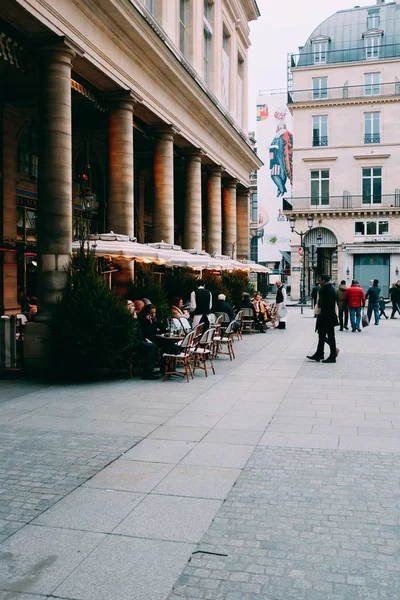 Вид на открытое кафе в окружении красивых современных зданий в дневное время — стоковое фото
