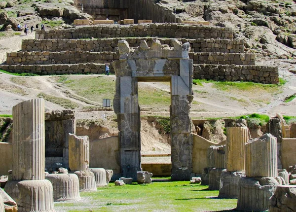 이란 의 시라즈 에 있는 성문의 남은 것 과 기둥들의 아름다운 모습 — 스톡 사진