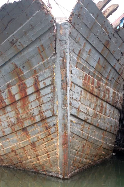 Primer Plano Viejo Barco Hierro Oxidado Mar Sucio Bajo Cielo — Foto de Stock