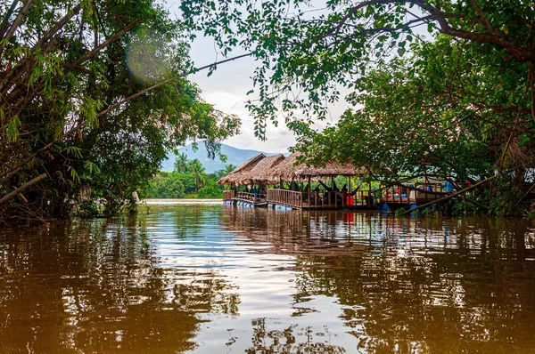 Bel endroit au bord d'un lac pollué entouré d'un paysage verdoyant au Cambodge en Asie — Photo