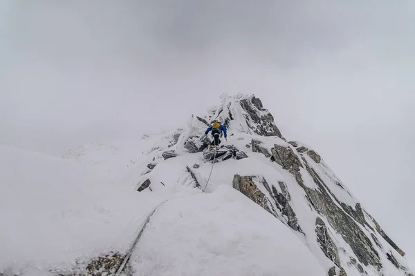 Escalade dans les Alpes enneigées du massif du Mont Blanc — Photo