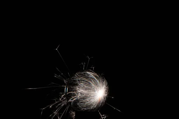 Μια Κρυστάλλινη Σφαίρα Φλεγόμενα Sparklers Μαύρο Φόντο Μεγάλη Για Ένα — Φωτογραφία Αρχείου
