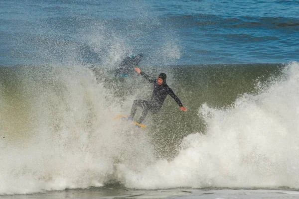 Surfista no processo de cair da mesa de surf na onda espumosa alta — Fotografia de Stock