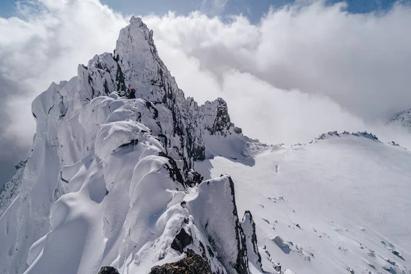 Montañista escalando los Alpes nevados en el macizo del Mont Blanc — Foto de Stock