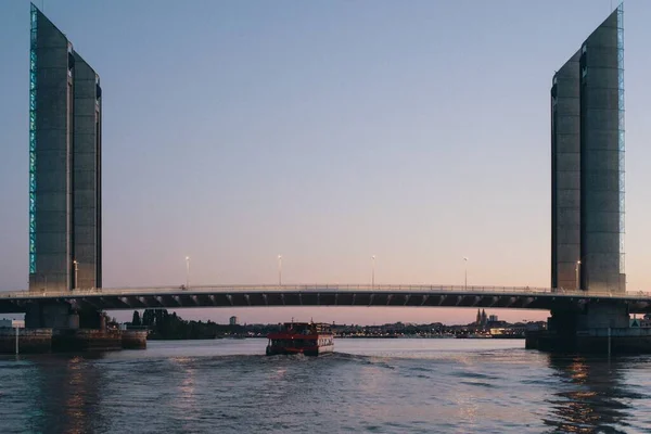 Міст Жака Чабана Дельма Сучасний Вертикальний Підйомний Міст Через Гаронну — стокове фото
