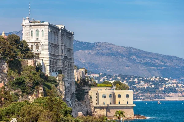 Berühmtes monaco ozeanographisches Museum am Brett des Ozeans und der Berge im Hintergrund — Stockfoto