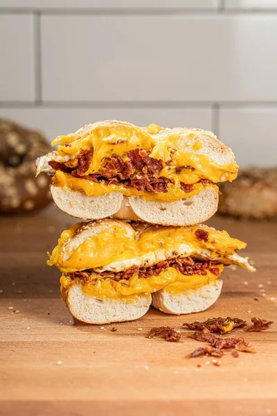 베이컨 과 치즈가 들어 있는 샌드위치의 수직 클로즈업 사진 - 식품 블로그에 딱 맞게 — 스톡 사진