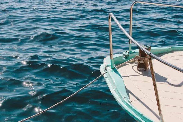 Κοντινό πλάνο ενός πλοίου που πλέει στην ήρεμη θάλασσα σε μια όμορφη μέρα — Φωτογραφία Αρχείου
