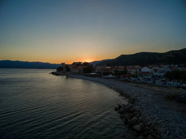 Impresionante foto del sol saliendo sobre la playa en Samos, Grecia —  Fotos de Stock
