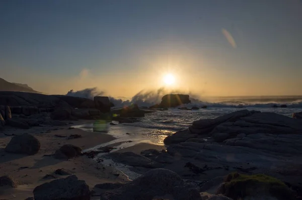 Una Hermosa Vista Las Olas Del Mar Golpeando Una Gran — Foto de Stock