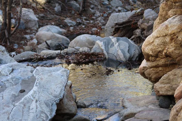 Pequeno desfiladeiro que flui através de uma área com grandes pedras — Fotografia de Stock