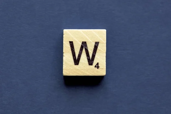 Літера W на дерев'яному кубі з настільної гри — стокове фото