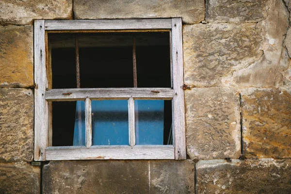 Forntida trasigt fönster med trästommar i en gammal byggnad - bra för en bakgrund — Stockfoto