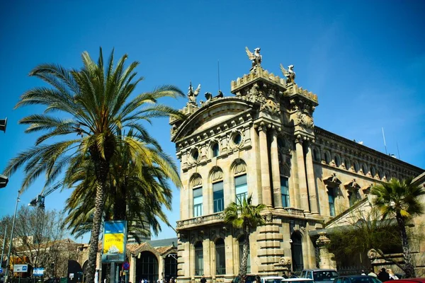 Hermosa vista de la Plaza de Barcelona rodeada de palmeras y coches bajo un cielo azul brillante — Foto de Stock