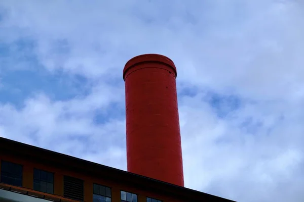 Colpo basso del grande camino di una fabbrica con il cielo blu sullo sfondo — Foto Stock