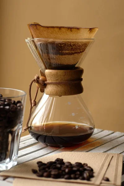 Een Verticaal Shot Van Een Dampende Koffiefilter Een Glazen Kopje — Stockfoto