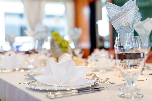 샴페인 잔 과 냅킨을 흰 접시에 얹어 놓은 결혼 피로연 — 스톡 사진