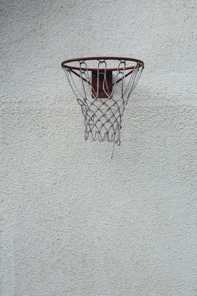 Ett Vertikalt Skott Basketkorg Vit Betongvägg — Stockfoto