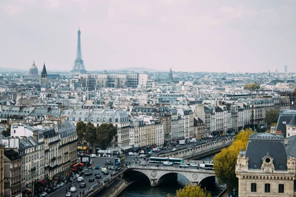 Hoge hoek opname van het historische Parijs in het midden van een drukke werkdag — Stockfoto