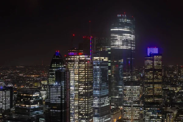 Utsikt över moderna skyskrapor med ljus under en natthimmel i London från Broadgate Tower — Stockfoto