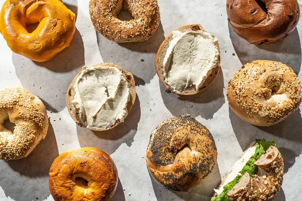 Colpo ad angolo alto di molti deliziosi bagel - perfetto per un blog di cucina — Foto Stock