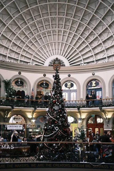 Noël à l'intérieur Leeds Corn Exchange — Photo