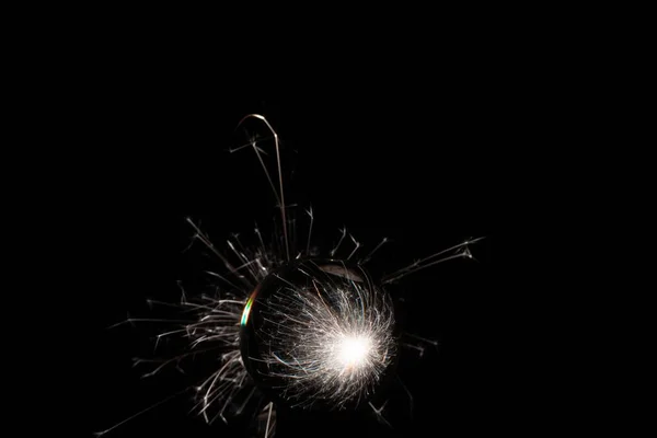 Kristallen bal met brandende sterren op een zwarte achtergrond - geweldig voor een koele achtergrond of behang — Stockfoto