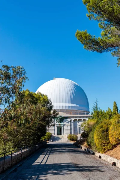 法国尼斯天文台，美丽的蓝天下有一个美丽的花园 — 图库照片