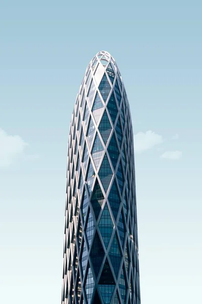 Vertikale Aufnahme eines modernen Glashochhauses unter blauem Himmel — Stockfoto