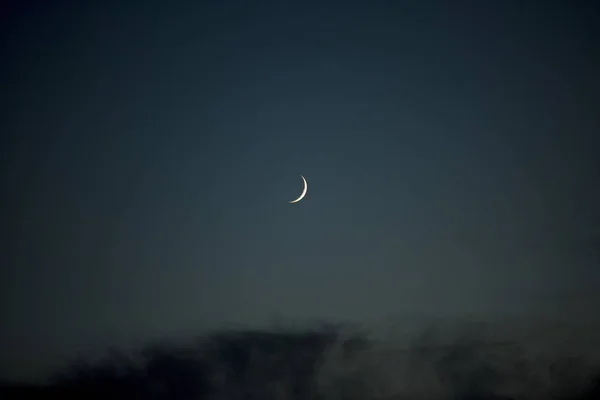 Belle prise de vue de la lune dans un ciel bleu foncé la nuit — Photo