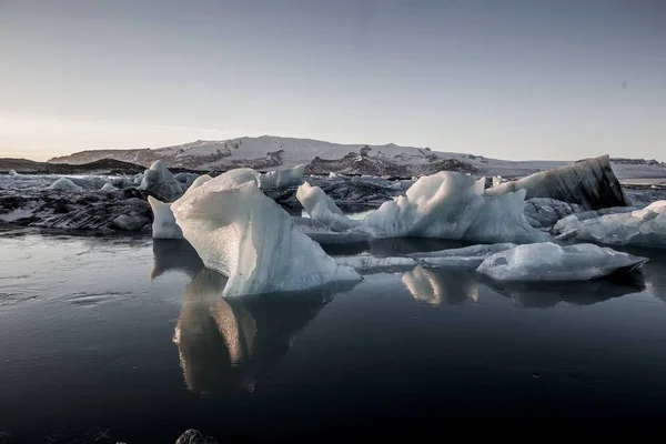 Jokulsarlon冰川泻湖的美丽风景反映在冰岛的海面上 — 图库照片