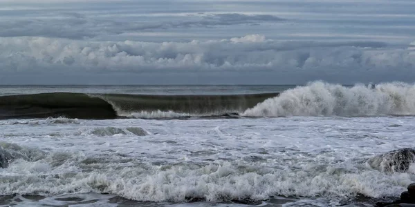 青い曇った空の下で嵐の間に波が砕けるサンシャイン コースト — ストック写真