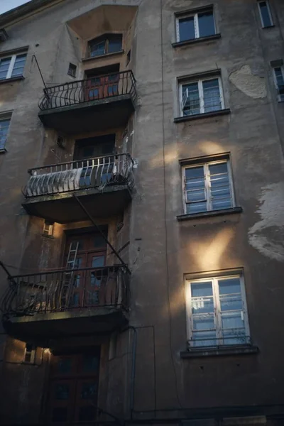 Vertical tiro de ângulo baixo de um antigo prédio de apartamentos — Fotografia de Stock