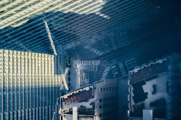 高層ビジネスビルの屋上からの街並みの高角度ショット — ストック写真